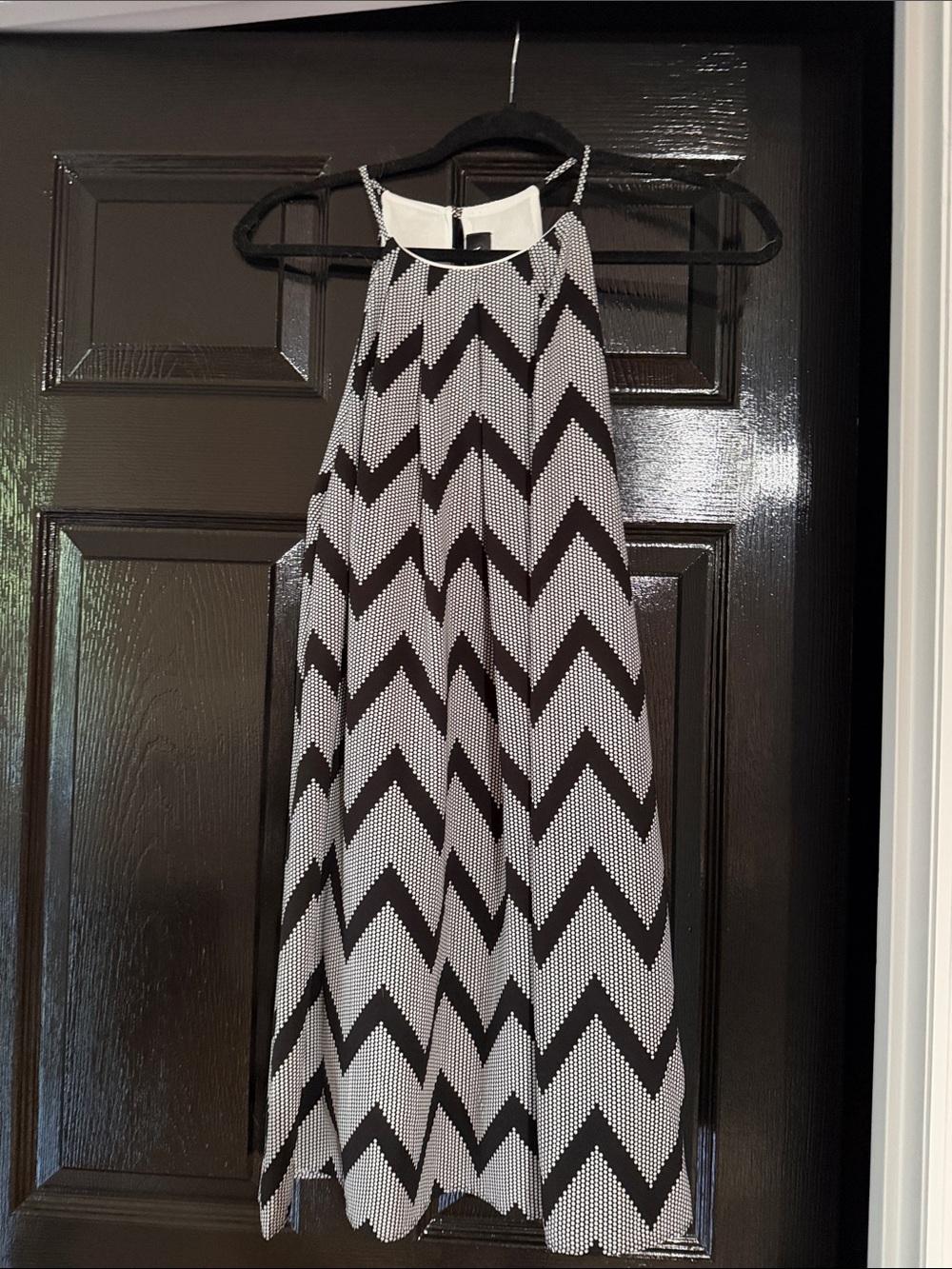 Sleeveless Chevron Print Shift Dress - Black & White